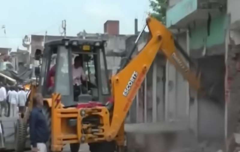 नोएडा प्राधिकरण ने बरोला में अवैध शोरूम निर्माण तोड़ा, 2.5 करोड़ रुपये की कीमती जमीन मुक्त नोएडा प्राधिकरण ने बरोला में अवैध शोरूम निर्माण तोड़ा, 2.5 करोड़ रुपये की कीमती जमीन मुक्त