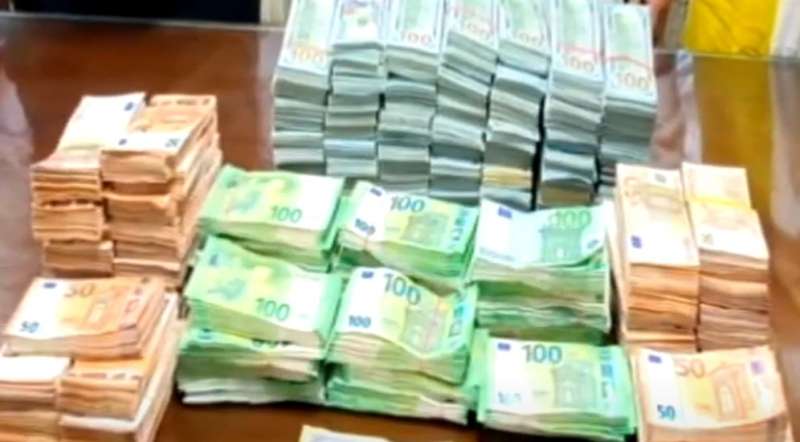 इंदिरा गांधी हवाई अड्डे पर विदेशी करेंसी का मामला, 1.35 करोड़ नकदी की बरामद इंदिरा गांधी हवाई अड्डे पर विदेशी करेंसी का मामला, 1.35 करोड़ नकदी की बरामद