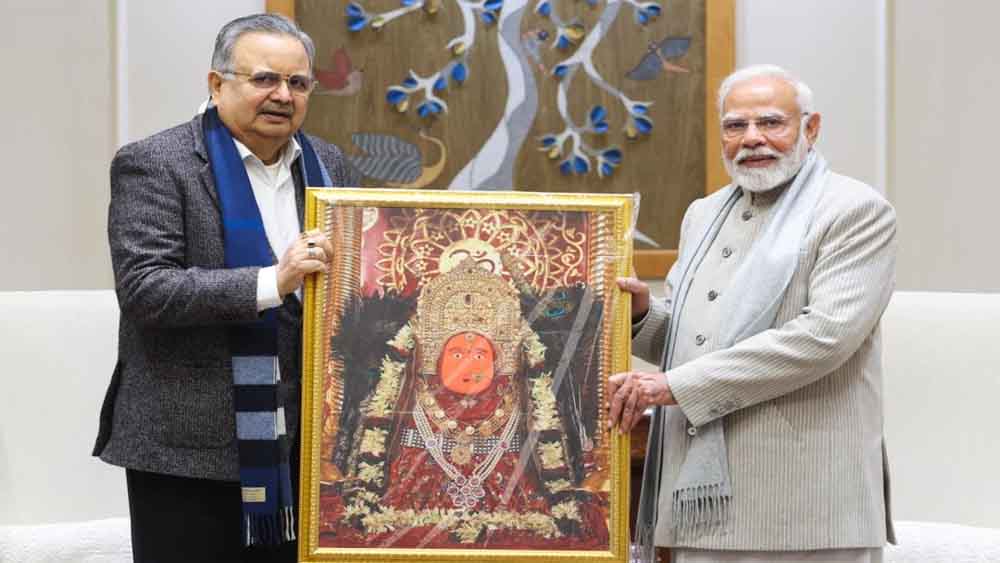 छत्तीसगढ़-विस अध्यक्ष डॉ रमन सिंह मिले PM मोदी से, मां बमलेश्वरी का छायाचित्र भेंटकर दिया न्योता छत्तीसगढ़-विस अध्यक्ष डॉ रमन सिंह मिले PM मोदी से, मां बमलेश्वरी का छायाचित्र भेंटकर दिया न्योता