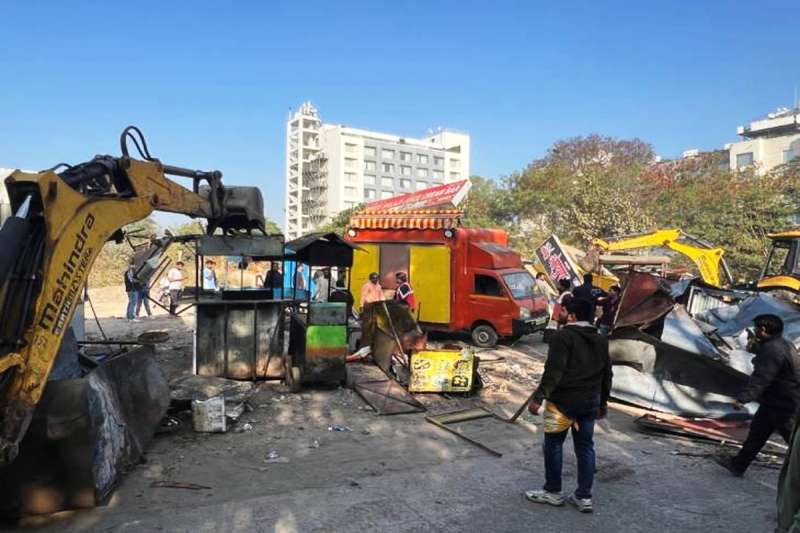 मेघदूत चौपाटी की 200 से ज्यादा गुमटियों को नगर निगम ने किया ध्वस्त, व्यापारी बौखलाए