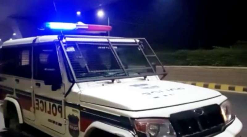 रायपुर में पादरी के घर हंगामा, हिंदू संगठनों ने लगाया मतांतरण का आरोप, तीन गिरफ्तार रायपुर में पादरी के घर हंगामा, हिंदू संगठनों ने लगाया मतांतरण का आरोप, तीन गिरफ्तार