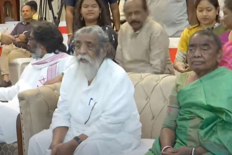 झारखंड मुक्ति मोर्चा के सुप्रीमो शिबू सोरेन ने रांची में काटा 81 पाउंड का केक झारखंड मुक्ति मोर्चा के सुप्रीमो शिबू सोरेन ने रांची में काटा 81 पाउंड का केक