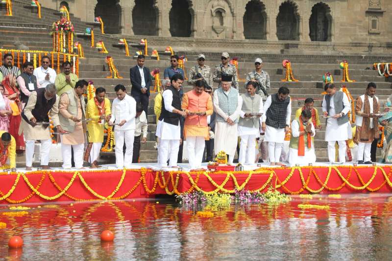 मुख्यमंत्री ने महेश्वर में माँ नर्मदा के घाट पर की पूजा-अर्चना