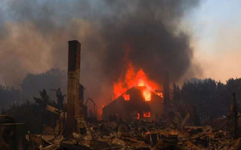 कैलिफोर्निया के लास एंजिलिस में आग की लपटें बढ़ीं, एक हजार इमारतें हुईं खाक कैलिफोर्निया के लास एंजिलिस में आग की लपटें बढ़ीं, एक हजार इमारतें हुईं खाक