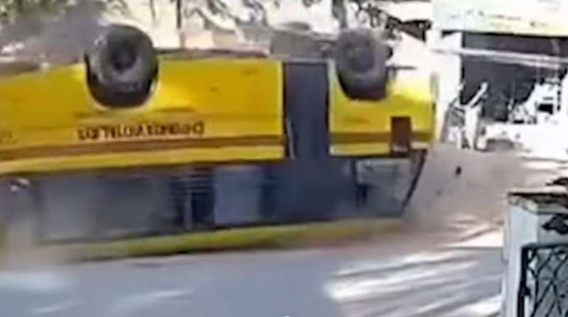 कन्नूर में स्कूल बस हादसे में 10 वर्षीय छात्रा की मौत, 18 घायल कन्नूर में स्कूल बस हादसे में 10 वर्षीय छात्रा की मौत, 18 घायल