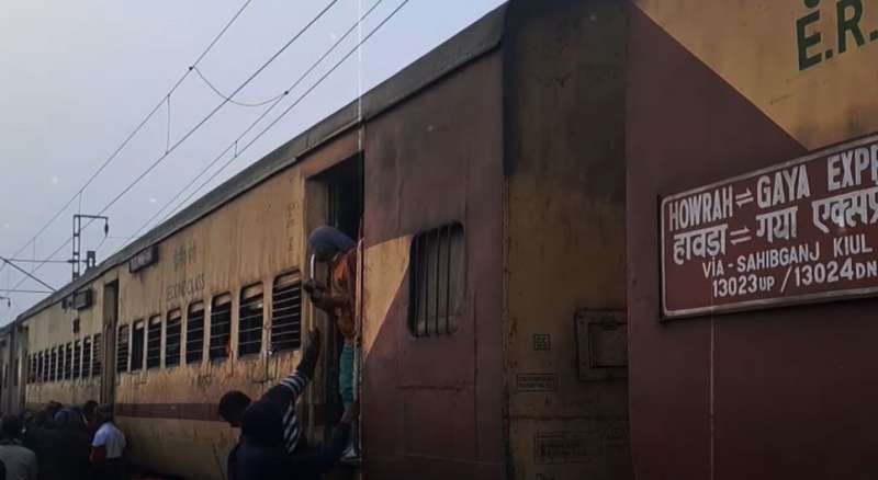 बिहार के लखीसराय में चलती ट्रेन में युवक की गोली मारकर हत्या, बदमाश फरार