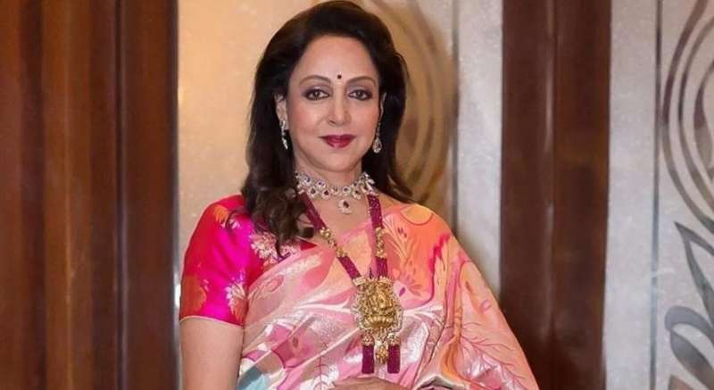 हेमा मालिनी ने मौनी अमावस्या के अवसर पर त्रिवेणी संगम में लगाई डुबकी हेमा मालिनी ने मौनी अमावस्या के अवसर पर त्रिवेणी संगम में लगाई डुबकी