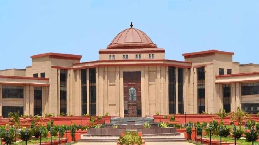 हाईकोर्ट ने सारंगढ़ उपजेल में कैदी से पिटाई और अवैध वसूली को लेकर DGP से शपथपत्र के साथ मांगा जवाब