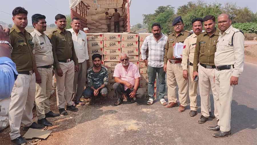 अवैध शराब तस्करी के खिलाफ की बड़ी कार्रवाई, 445 पेटी अवैध शराब जब्त अवैध शराब तस्करी के खिलाफ की बड़ी कार्रवाई, 445 पेटी अवैध शराब जब्त