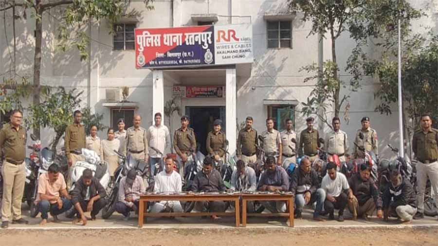 रतनपुर थाना पुलिस ने 11 जुआरियों को गिरफ्तार रतनपुर थाना पुलिस ने 11 जुआरियों को गिरफ्तार
