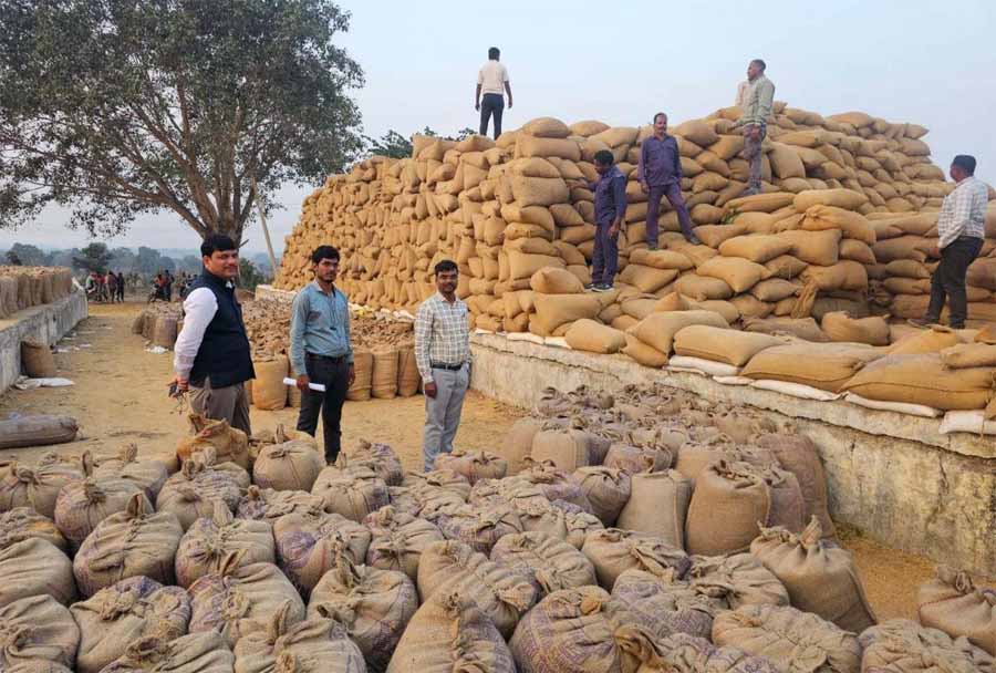 अखरापाली धान खरीदी केंद्र में 60 लाख 53 हजार 680 रुपये की गड़बड़ी अखरापाली धान खरीदी केंद्र में 60 लाख 53 हजार 680 रुपये की गड़बड़ी