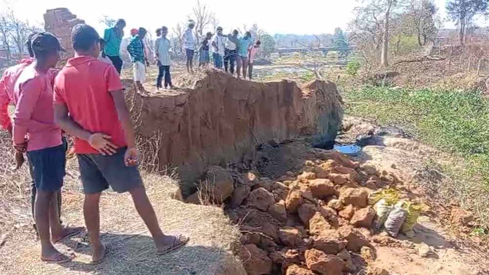 अवैध खदान से कोयला निकाल रहे दो ग्रामीण दबे