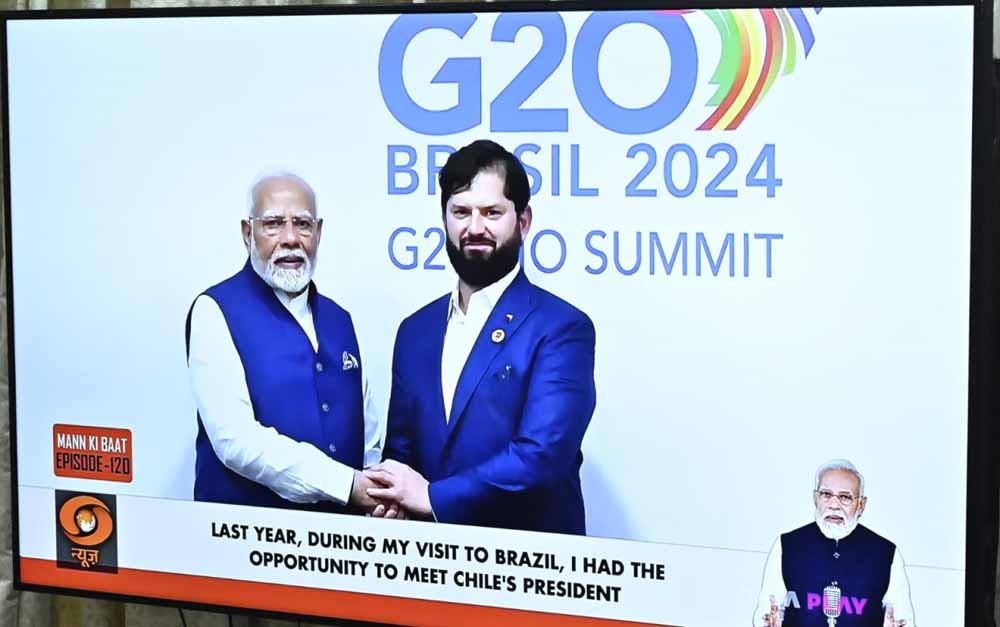 मुख्यमंत्री विष्णु देव साय ने बालिकाओं के साथ सुनी ‘मन की बात’ की 120वीं कड़ी