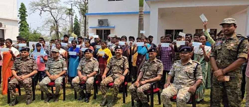 बीजापुर में 50 नक्सलियों ने किया सरेंडर बीजापुर में 50 नक्सलियों ने किया सरेंडर