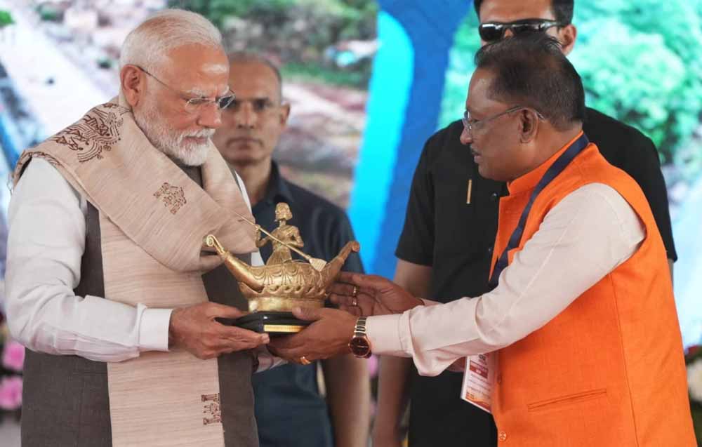 मुख्यमंत्री साय ने प्रधानमंत्री मोदी को भेंट किया बिलासा देवी केवट का मोमेंटो