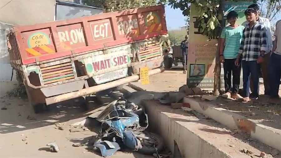 तेज रफ्तार ट्रक की चपेट में आने से स्कूटी सवार नाबालिग की मौत तेज रफ्तार ट्रक की चपेट में आने से स्कूटी सवार नाबालिग की मौत