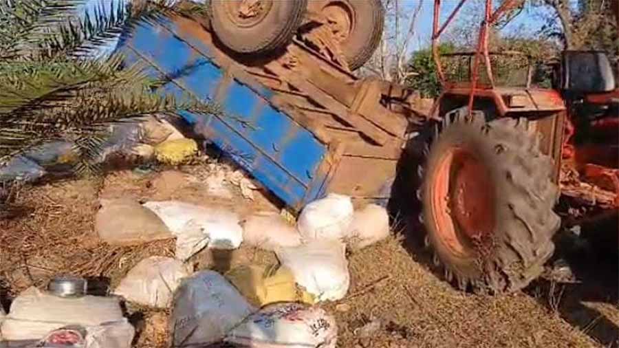 ट्रैक्टर पलटने से दो महिला समेत तीन सवारों की हुई मौत ट्रैक्टर पलटने से दो महिला समेत तीन सवारों की हुई मौत