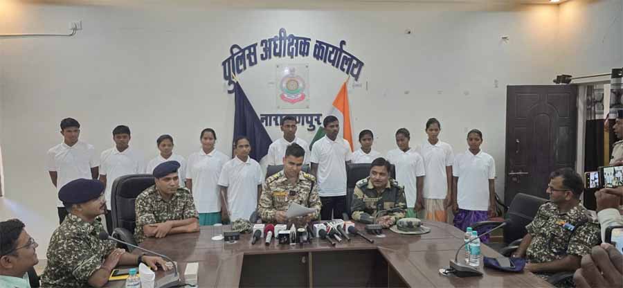 नारायणपुर में 40 लाख के इनामी 7 महिला समेत 11 नक्सलियों ने किया आत्मसमर्पण