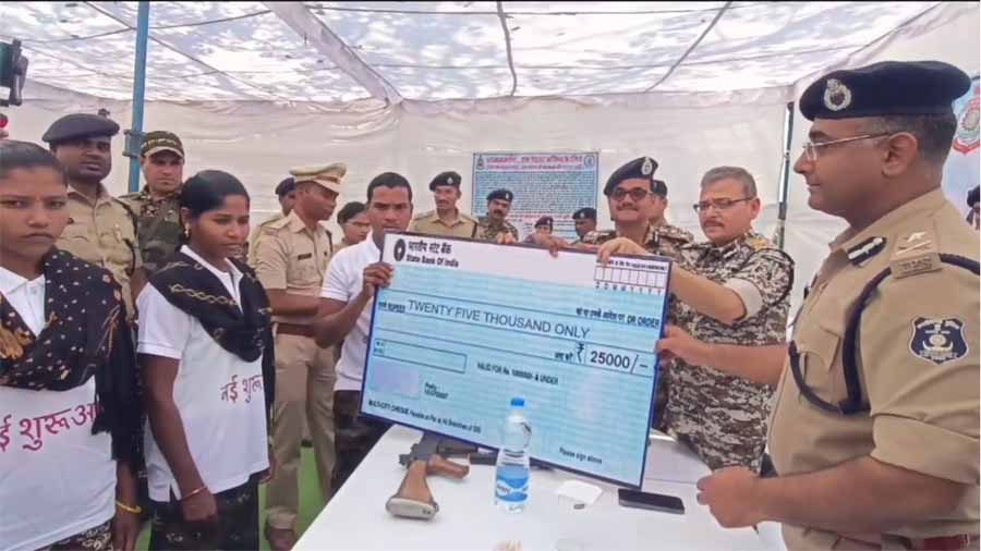 गरियाबंद में तीन सक्रिय नक्सलियों ने किया आत्मसर्पण गरियाबंद में तीन सक्रिय नक्सलियों ने किया आत्मसर्पण