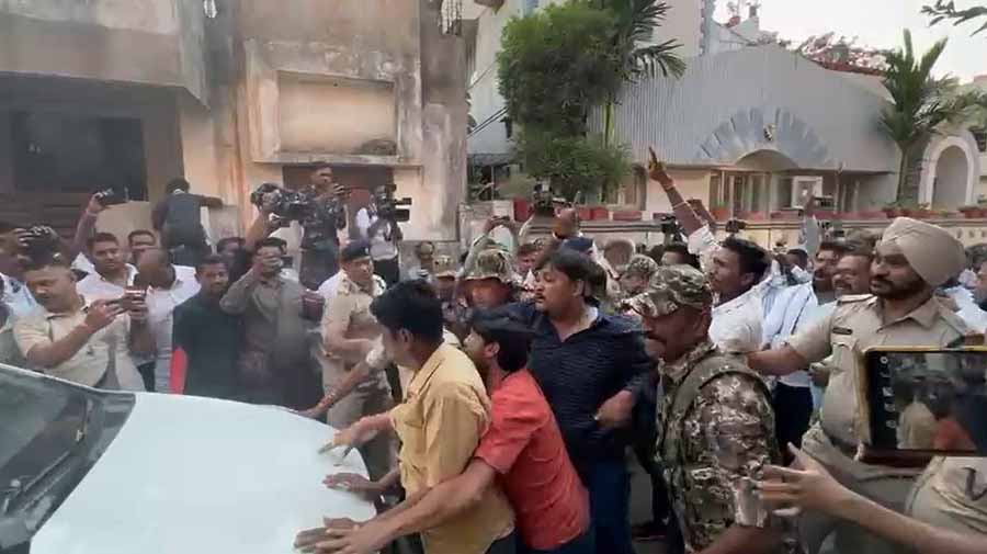 भूपेश बघेल के घर कार्रवाई, आक्रोशित समर्थकों ने ED की गाड़ी रोकी भूपेश बघेल के घर कार्रवाई, आक्रोशित समर्थकों ने ED की गाड़ी रोकी