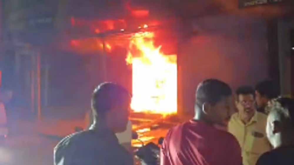 बिलासपुर में कपड़ा दुकान में अचानक लगी आग बिलासपुर में कपड़ा दुकान में अचानक लगी आग