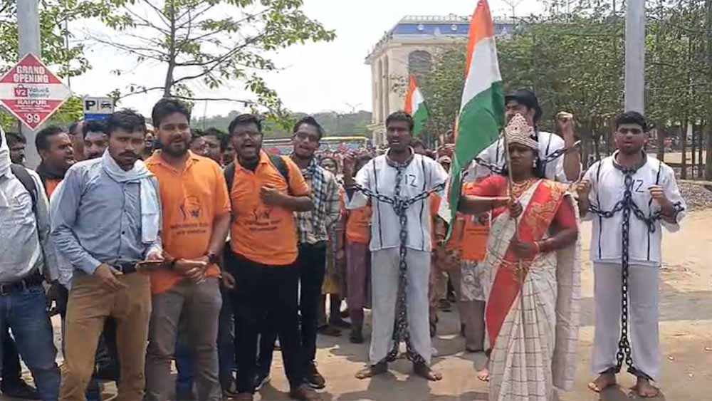 BEd सहायक शिक्षकों की अनिश्चितकालीन हड़ताल जारी, भगत सिंह, राजगुरु और सुखदेव की वेशभूषा में निकाली रैली