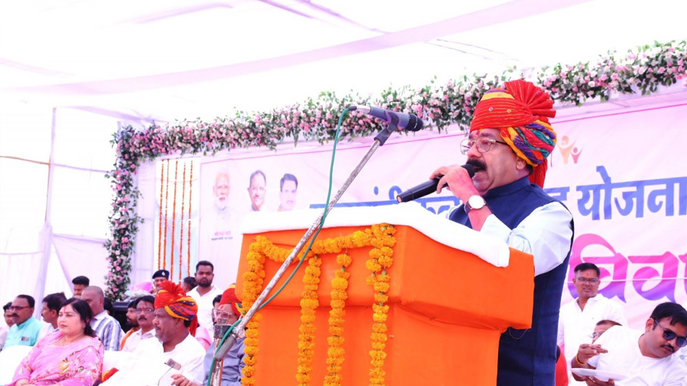 रायपुर : उप मुख्यमंत्री अरुण साव सामूहिक विवाह में हुए शामिल, नवविवाहितों को बधाई और शुभकामनाएं दीं