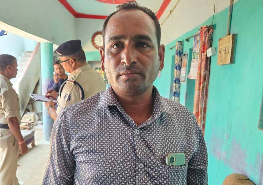 एसपी का क्लर्क निकला डकैत, 6 लाख की डकैती