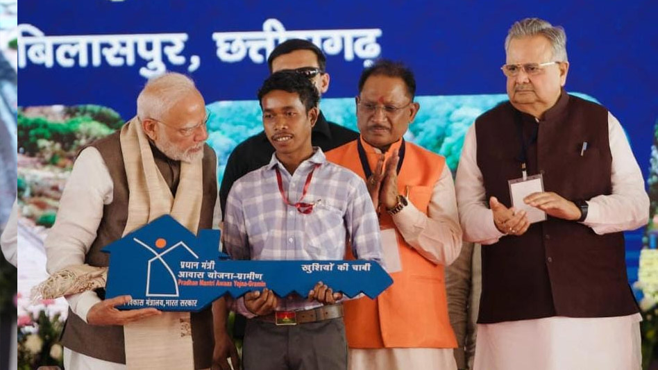 रायपुर : ‘पक्का मकान बन गया है?’ – प्रधानमंत्री नरेंद्र मोदी के सवाल पर मुस्कराए दल्लु राम बैगा, कहा – हां, बन गया है