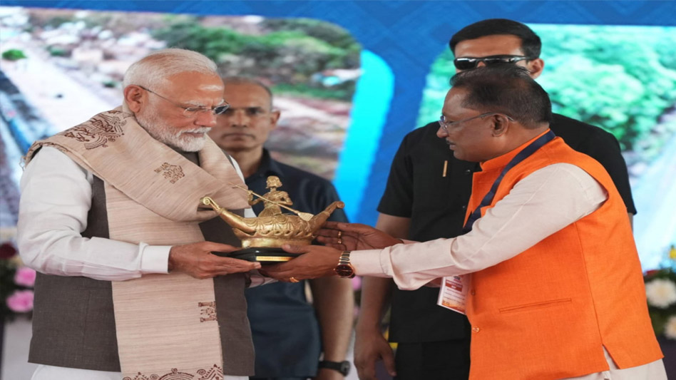 मुख्यमंत्री विष्णुदेव साय ने प्रधानमंत्री नरेंद्र मोदी को भेंट किया बिलासा देवी केवट का मोमेंटो