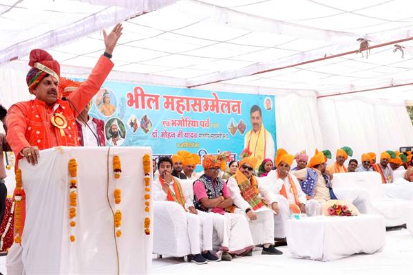 मुख्यमंत्री डॉ. मोहन यादव का भगोरिया में हुआ भव्य स्वागत, कहा- भगोरिया की मस्ती में झूमते-नाचते टोलियों को देखकर पाँव अपने आप लगते हैं थिरकने… मुख्यमंत्री डॉ. मोहन यादव का भगोरिया में हुआ भव्य स्वागत, कहा- भगोरिया की मस्ती में झूमते-नाचते टोलियों को देखकर पाँव अपने आप लगते हैं थिरकने…