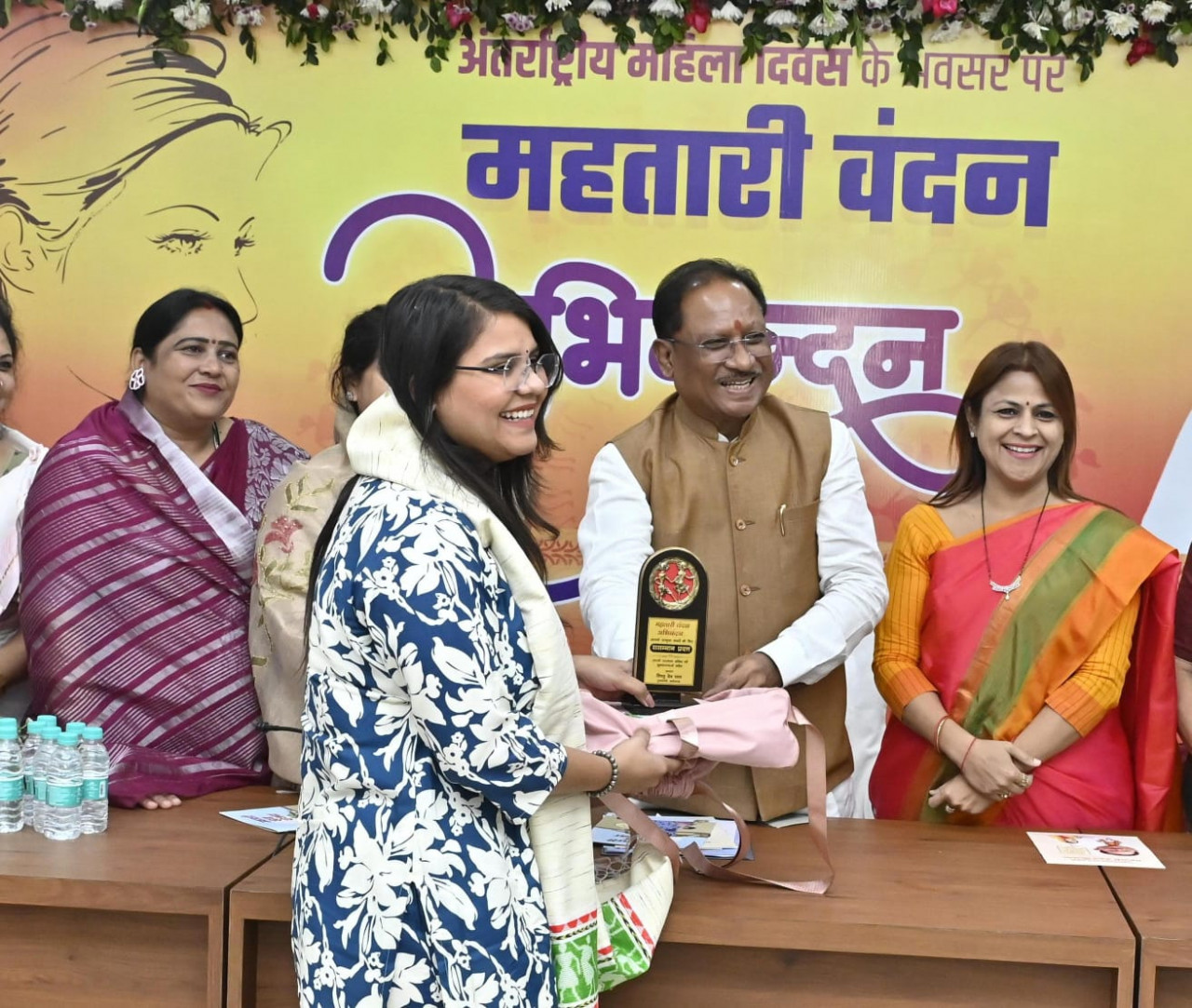 अंतर्राष्ट्रीय महिला दिवस पर ‘महतारी वंदन अभिनंदन’ का भव्य आयोजन: मुख्यमंत्री विष्णु देव साय ने महिला पत्रकारों को किया सम्मानि… अंतर्राष्ट्रीय महिला दिवस पर ‘महतारी वंदन अभिनंदन’ का भव्य आयोजन: मुख्यमंत्री विष्णु देव साय ने महिला पत्रकारों को किया सम्मानि…