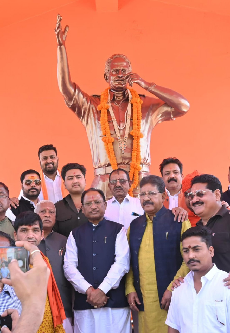 मुख्यमंत्री श्री विष्णु देव साय ने कुनकुरी में स्व. कुमार दिलीप सिंह जूदेव की प्रतिमा पर माल्यार्पण कर किया नमन…