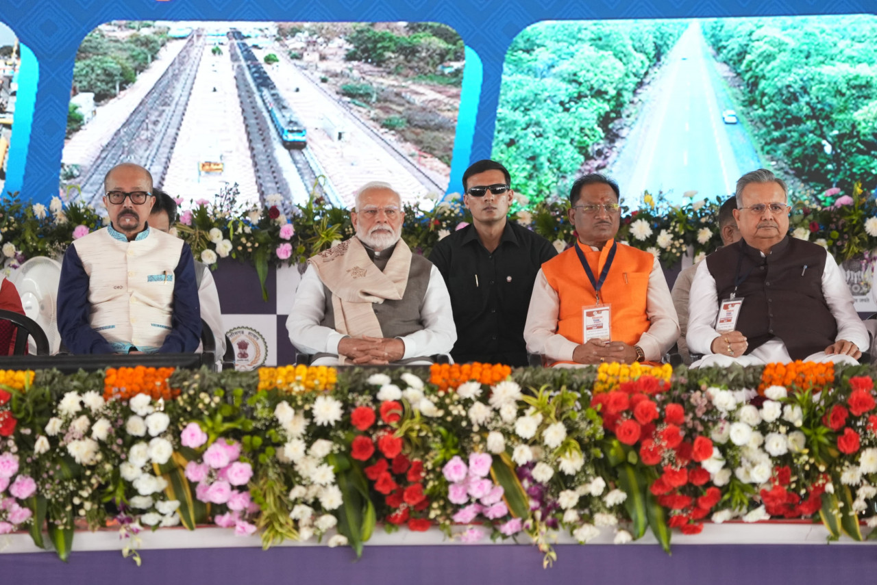 प्रधानमंत्री नरेंद्र मोदी से मिली छत्तीसगढ़ को 33 हजार 700 करोड़ रुपए की विकास परियोजनाओं की सौगात : मुख्यमंत्री विष्णुदेव साय ने जताया आभार…