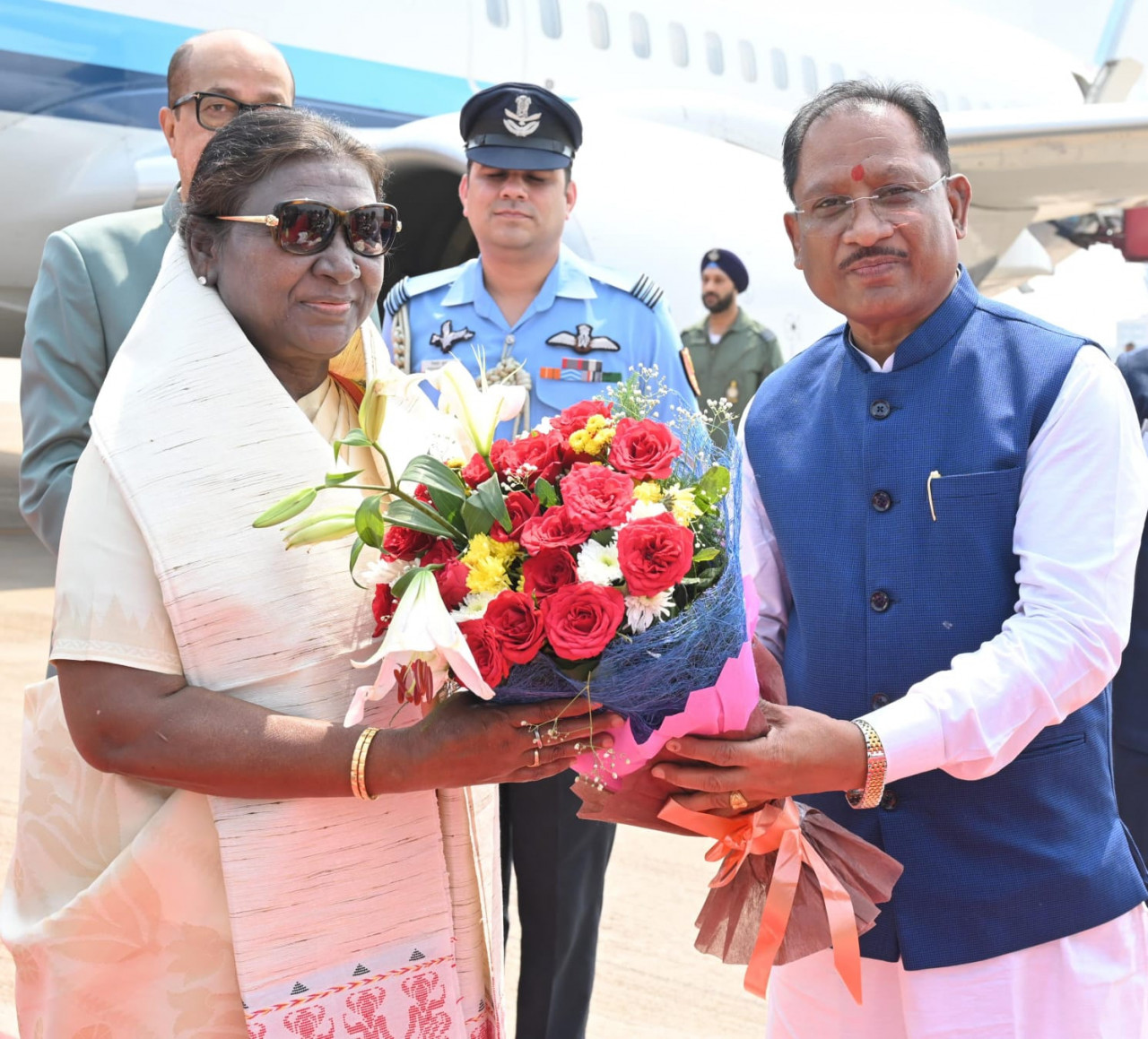 CG News: राष्ट्रपति श्रीमती द्रौपदी मुर्मु का छत्तीसगढ़ आगमन: स्वामी विवेकानंद एयरपोर्ट पर मुख्यमंत्री विष्णु देव साय सहित अन्य जनप्रतिनिधियों और अधिकारियों ने किया भव्य स्वागत…