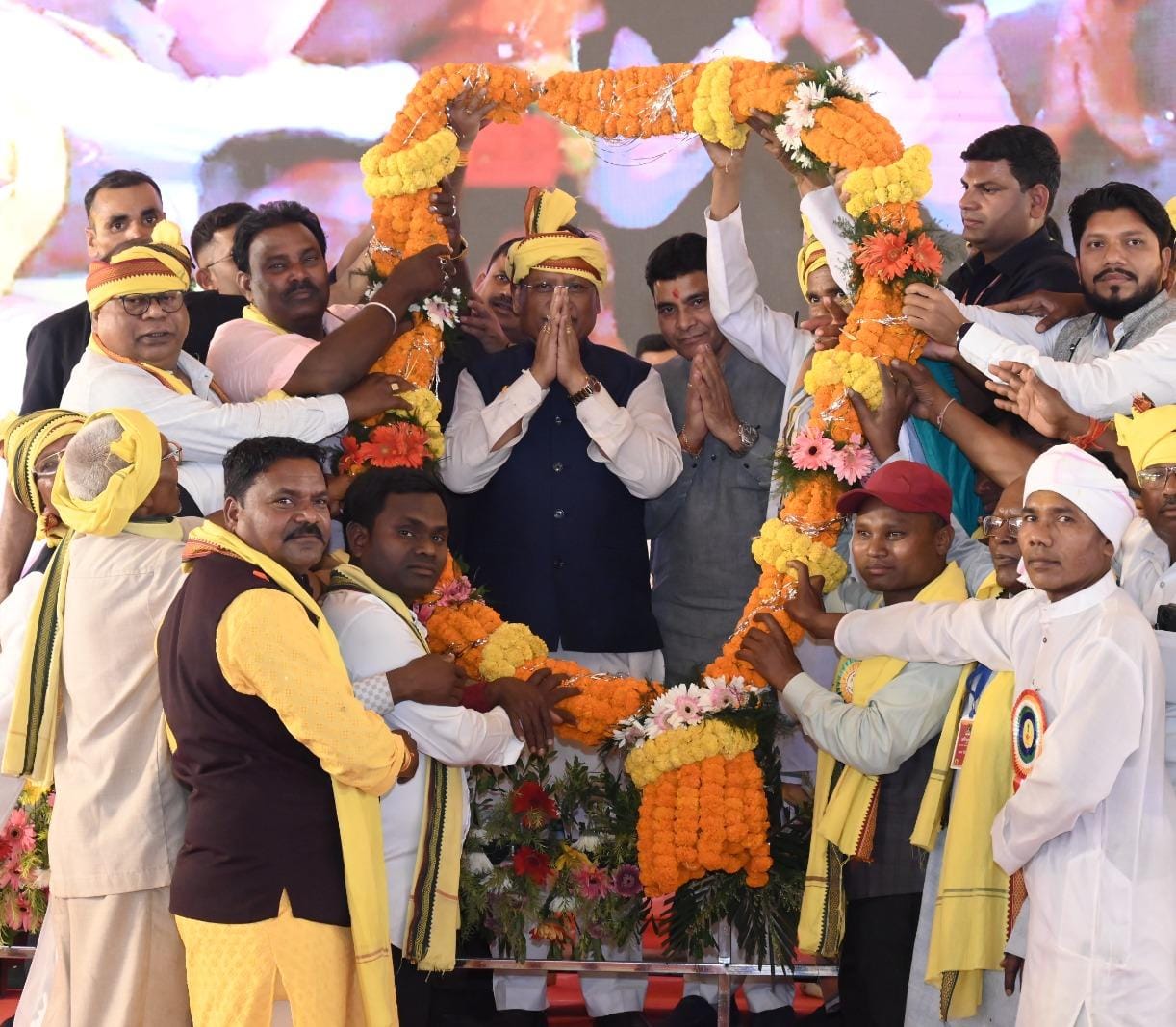 मुख्यमंत्री विष्णु देव साय की उपस्थिति में जुड़े रिश्ते और संवरे भविष्य : नवविवाहितों को मिला आशीर्वाद, CM ने सुखद दांपत्य जीवन की दीं शुभकामनाएं…