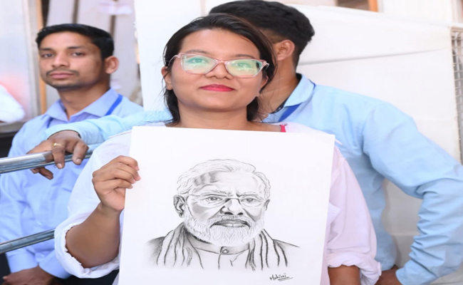 प्रधानमंत्री की संवेदना से खिला एक पल- एक बेटी की कला को मिला आदर और अपनापन प्रधानमंत्री की संवेदना से खिला एक पल- एक बेटी की कला को मिला आदर और अपनापन