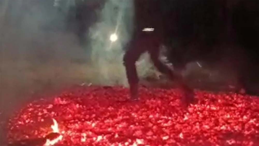 छत्तीसगढ़ की परंपरा : गांव में सुख-षांति स्थापित हो इसलिए गांव वाले होलीका दहन के बाद धधकते अंगारों पर नंगे पैर चलते है छत्तीसगढ़ की परंपरा : गांव में सुख-षांति स्थापित हो इसलिए गांव वाले होलीका दहन के बाद धधकते अंगारों पर नंगे पैर चलते है