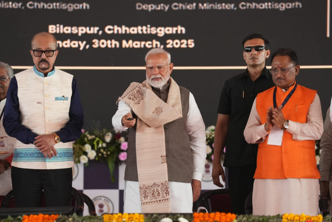 जनजातीय कला की समृद्ध विरासत का सम्मान – मुख्यमंत्री विष्णुदेव साय ने प्रधानमंत्री नरेंद्र मोदी को भेंट किया “उसुड़” वाद्ययंत्र का मोमेंटो…