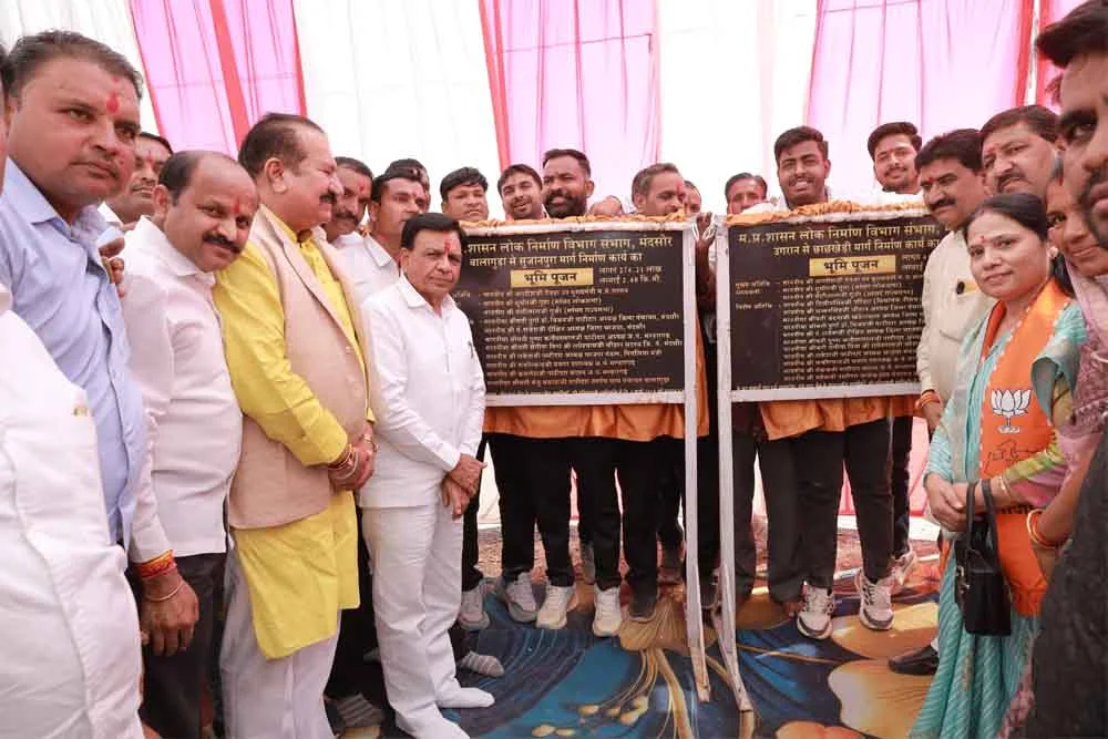 उप मुख्‍यमंत्री देवड़ा ने ग्राम अम्‍बाव, सिंदपन, ईरली एवं टिडवास में 46 करोड़ 81 लाख से निर्मित होने वाले सड़कों का किया भूमि-पूजन…