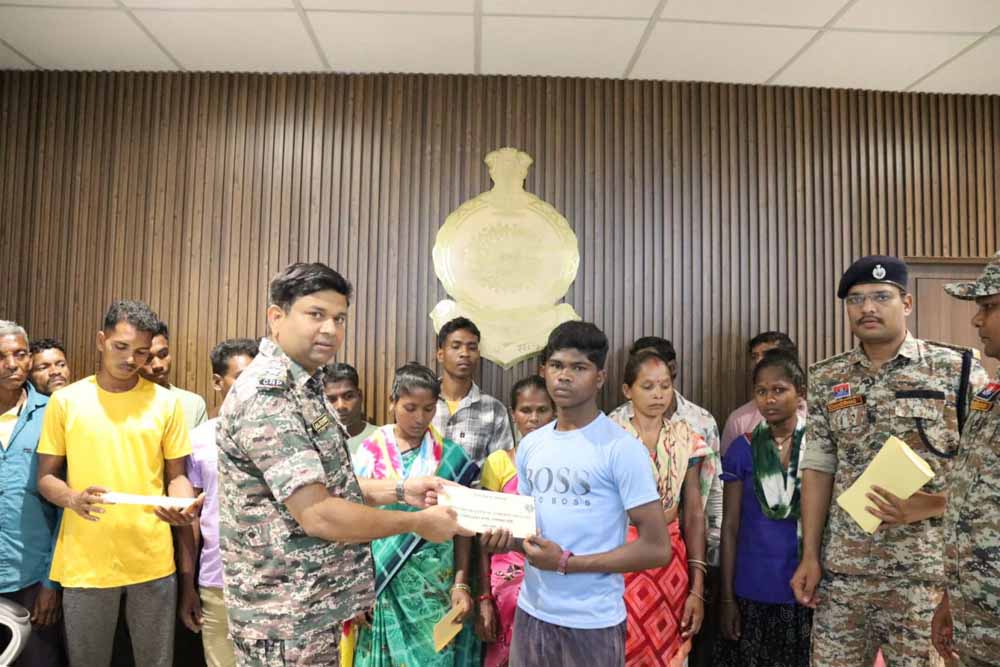 हथियार के साथ आत्मसमर्पण करने वाले नक्सलियों को छत्तीसगढ़ सरकार देगी लाखों रूपए