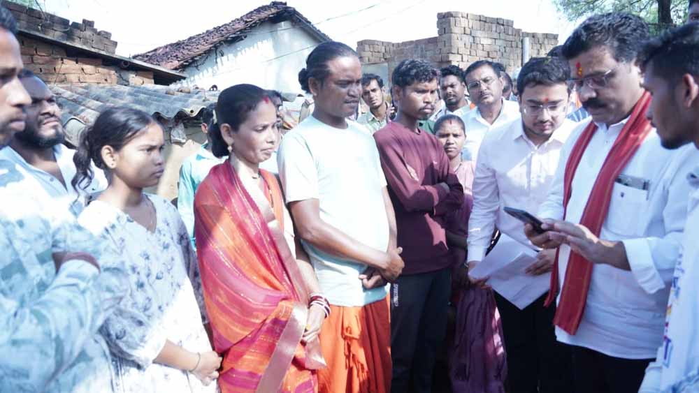उपमुख्यमंत्री शर्मा बस्तर जिले के ग्राम शासनकचौरा और हलबा कचौरा में स्वयं हितग्राहियों के घर पहुँचकर किया सर्वे