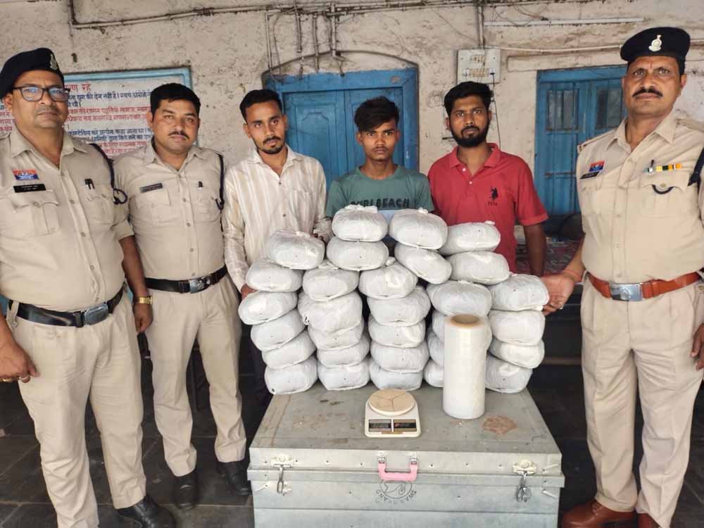 30 किलो गांजे के साथ 3 तस्कर गिरफ्तार 30 किलो गांजे के साथ 3 तस्कर गिरफ्तार