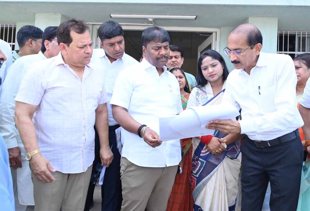 वनमंत्री कश्यप ने लघुवनोपज प्रसंस्करण केंद्र का किया अवलोकन