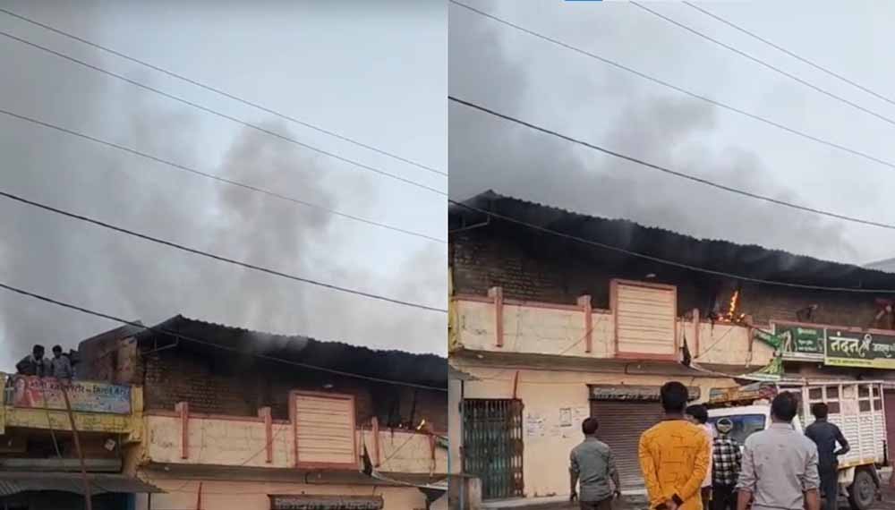 पेंड्रा में एक जनरल मर्चेंट स्टोर में लगी भीषण आग, लाखों का माल जलकर खाक