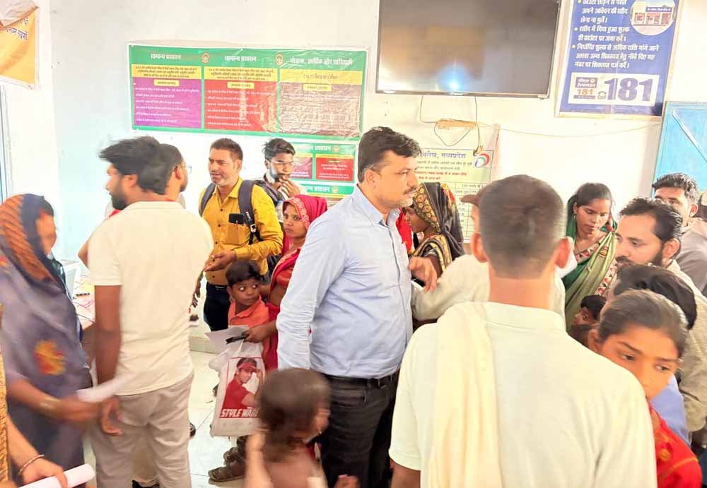 तहसीलदार ने अवैध रूप से संचालित आधार कार्ड सेंटर पर  किया छापामार कार्यवाही