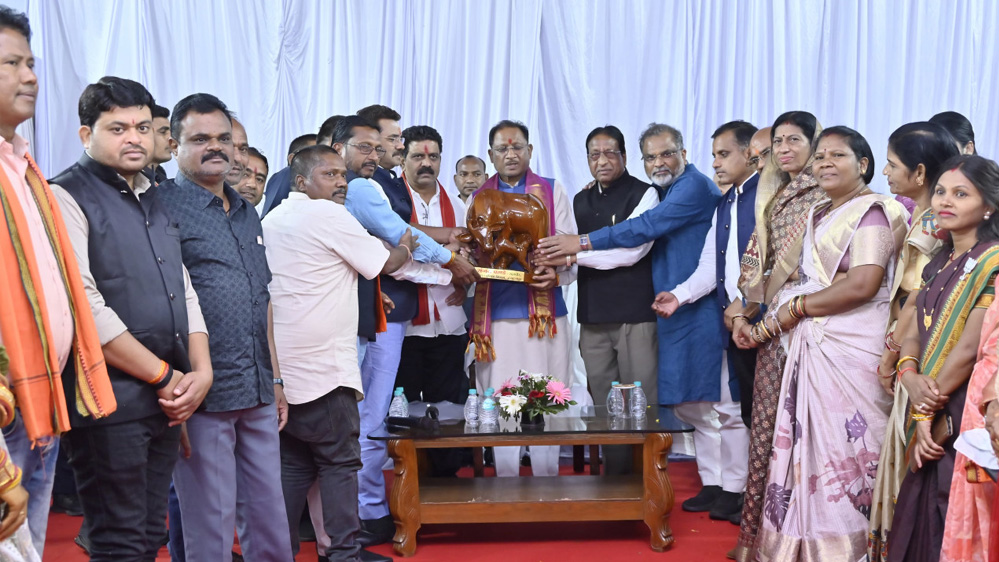 रायपुर : मुख्यमंत्री साय से विभिन्न समाज के प्रतिनिधिमंडल ने की सौजन्य भेंट मांगों और समस्याओं से कराया अवगत