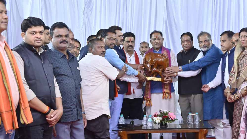 मुख्यमंत्री साय से विभिन्न समाज के प्रतिनिधिमंडल ने की सौजन्य भेंट मांगों और समस्याओं से कराया अवगत मुख्यमंत्री साय से विभिन्न समाज के प्रतिनिधिमंडल ने की सौजन्य भेंट मांगों और समस्याओं से कराया अवगत