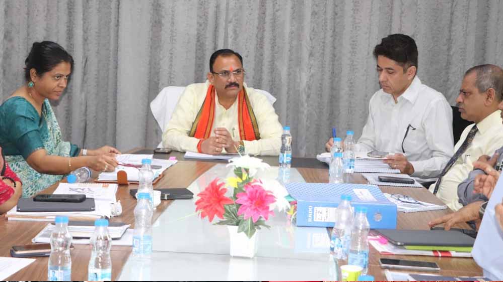 रायपुर : स्वास्थ्य मंत्री श्याम बिहारी जायसवाल ने डॉ. भीमराव अम्बेडकर स्मृति चिकित्सालय में चिकित्सा सुविधाओं के सुदृढ़ीकरण और विस्तार के सम्बन्ध में दिए निर्देश