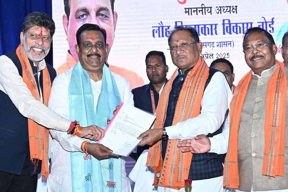 रायपुर : मुख्यमंत्री विष्णु देव साय लौह शिल्पकार विकास बोर्ड के नवनियुक्त अध्यक्ष के पदभार ग्रहण कार्यक्रम में हुए शामिल